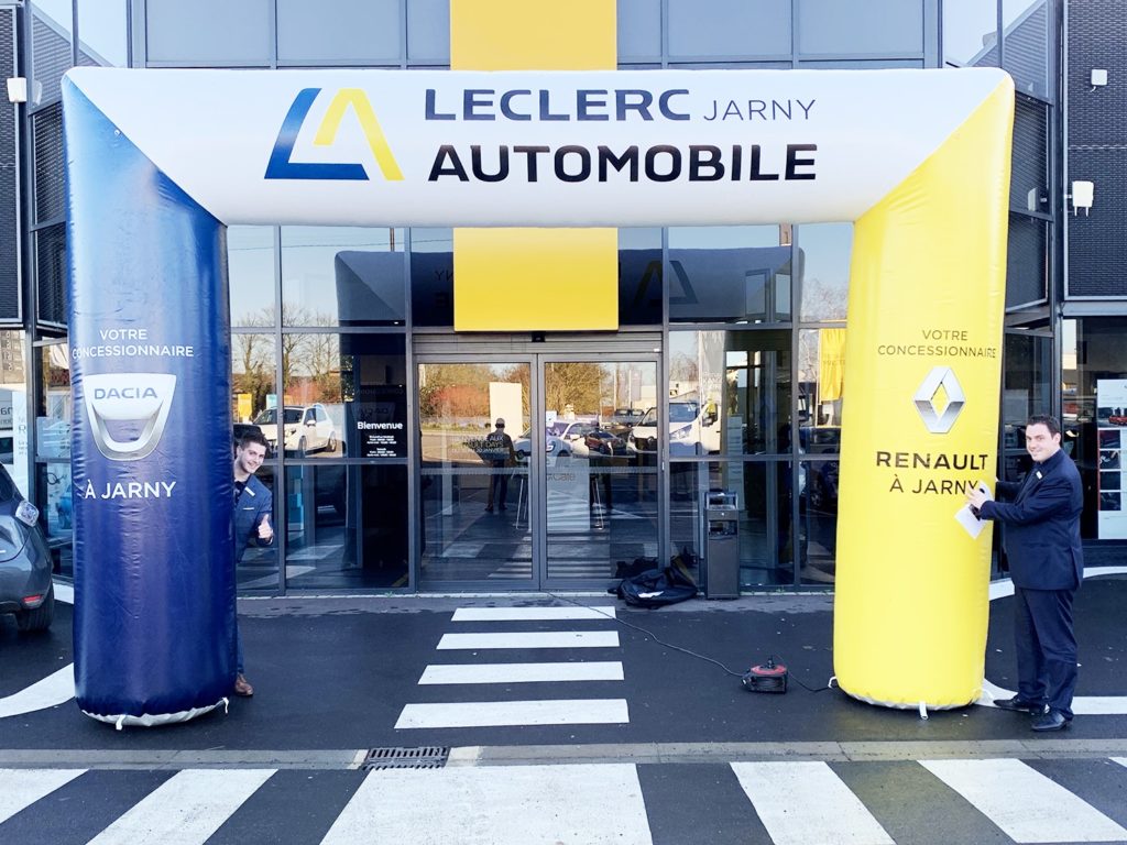 L'arche publicitaire droite à l'effigie de Leclerc Jarny Automobile. 