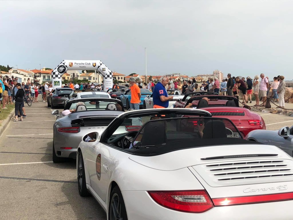 Plusieurs voitures Porsche