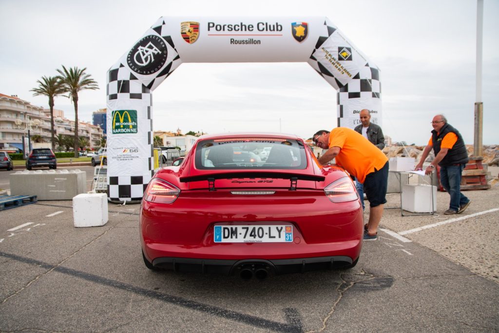 Une arche publicitaire avec une impression Porsche club.