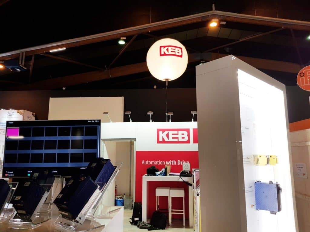 Un stand avec un gonflable en hélium pour l'entreprise KEB.