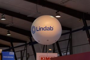 Un ballon publicitaire pour l'entreprise LINDLAB.