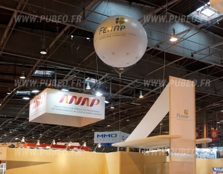 Le ballon en hélium avec la publicité de l'entreprise FEHAP.