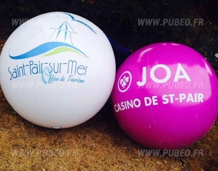 Des ballons gonflables pour amuser le public au feu d'artifice de Saint-Pair-sur-Mer.