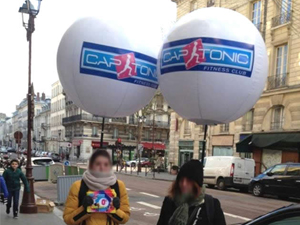Deux ballons marcheurs dans une ville