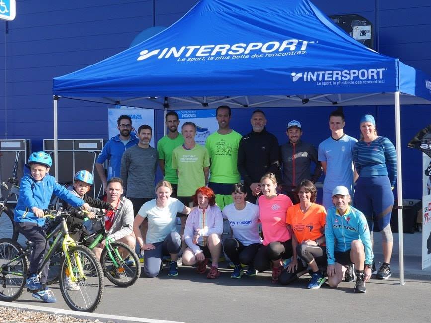 L'équipe d'Intersport au départ d'une épreuve sportive.