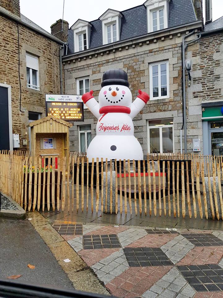 Un bonhomme de neige gonflable pour la ville de Saint James.