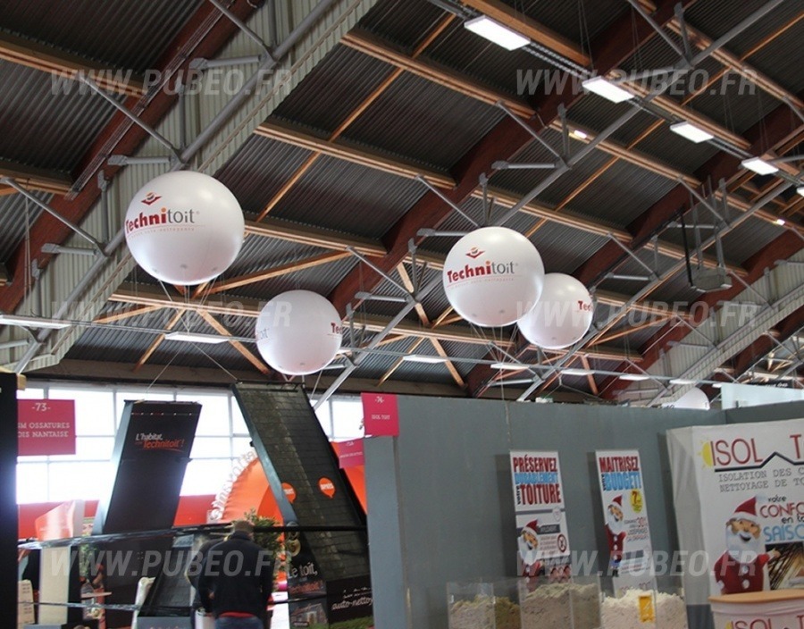 Des ballons en hélium pour un salon de la foire de Nantes.