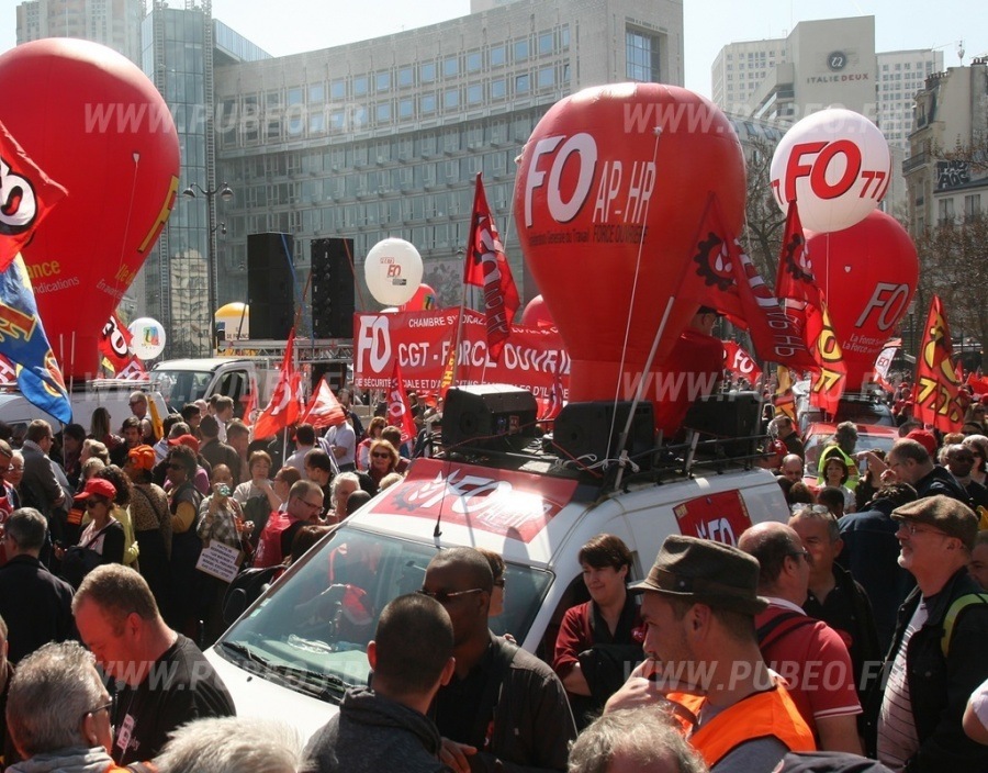 Une manifestation de force ouvrière avec une montgolfière publicitaire. 