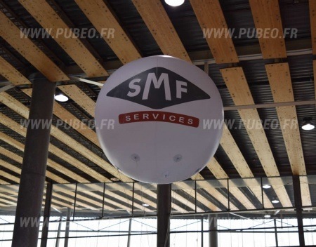 Un ballon en hélium publicitaire au nom de habitat smf